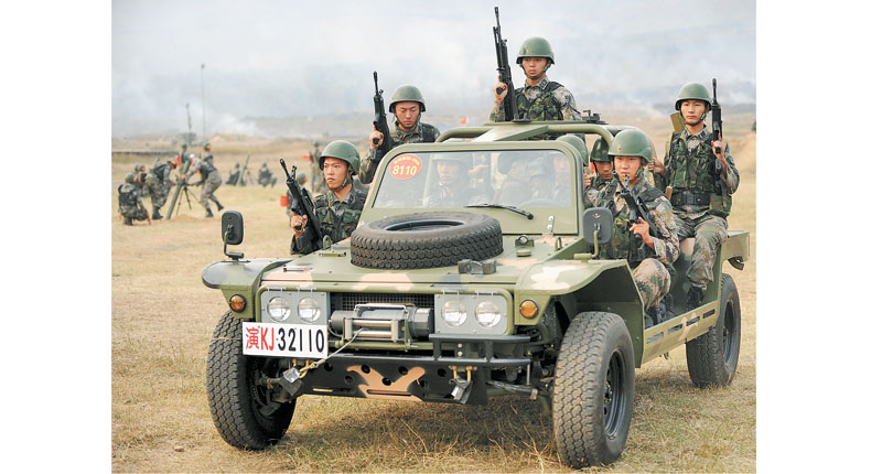 解放軍傘兵在演練中搭乘傘兵突擊車。(新華社資料照片)