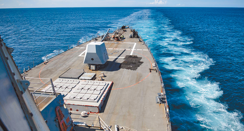 美軍驅逐艦上的炮台與垂直發射系統。(取自美國海軍官網)