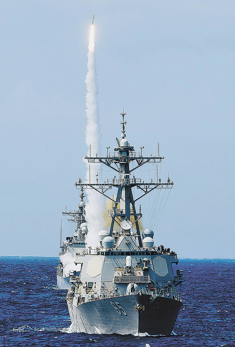 美軍班福特號(DDG 65)驅逐艦垂直發射飛彈。(取自美國海軍官網)