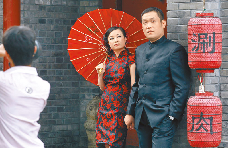 一對新人在北京胡同裡拍攝婚紗照。 (中新社資料照片)