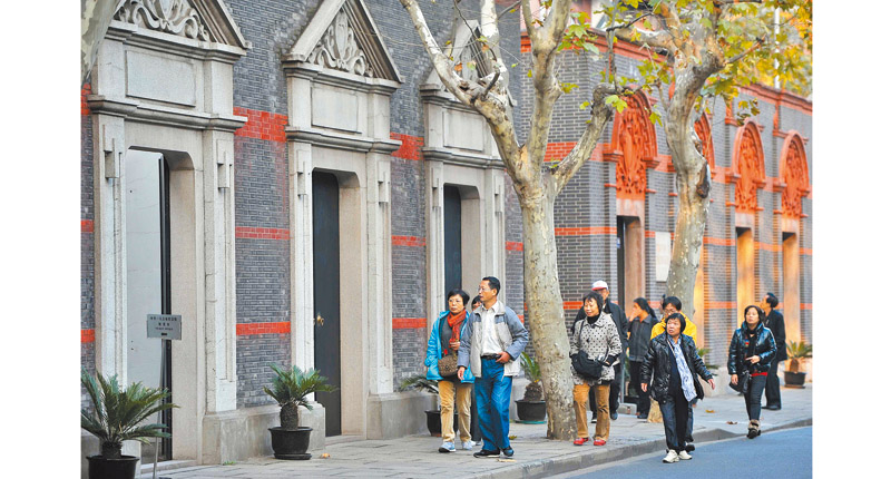 上海,遊客遊覽新天地石庫門建築。 (中新社資料照片)