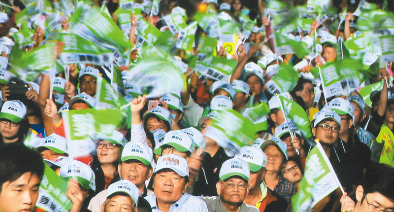 2018年10月13日,民進黨支持者在鹿港文武廟,參與選舉造勢。(本報系資料照片)