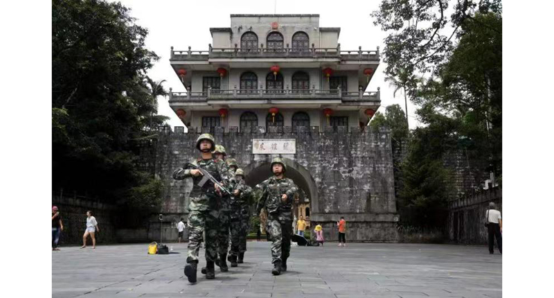 武警憑祥中隊官兵在友誼關巡邏。