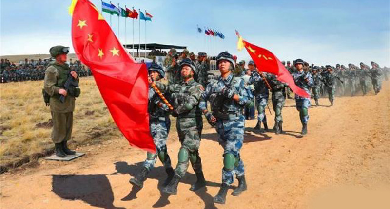 在「中部-2019」演習開幕式上,解放軍受閱方隊步伐整齊從檢閱台前通過。(取自微博人民陸軍)