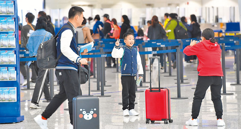 1月21日,準備出境旅遊的民眾在廣州白雲機場準備通關。(新華社)