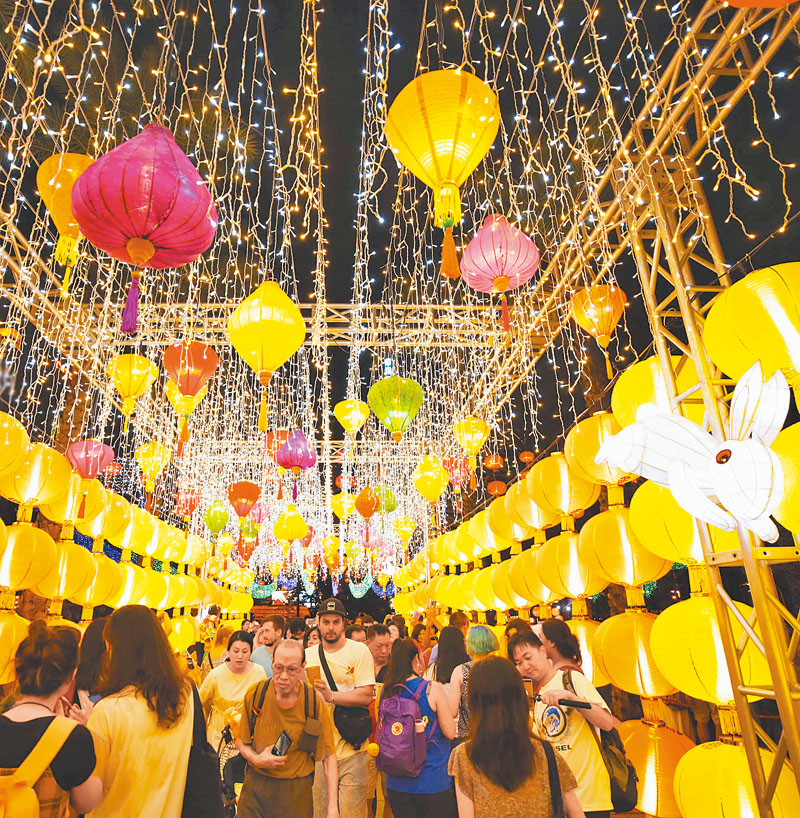 大陸民眾喜歡去香港遊玩。圖為9月13日,遊客在香港維多利亞公園欣賞中秋燈會。(新華社)