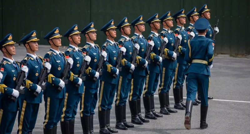 受閱部隊官兵在閱兵集訓點刻苦訓練。 (取自工人日報微博)