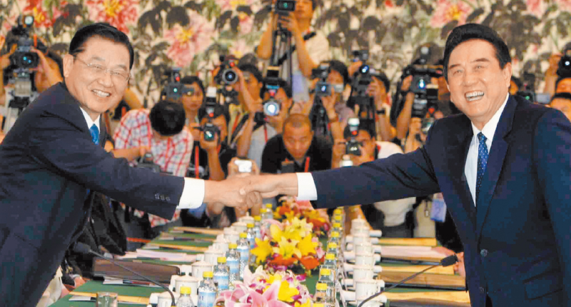 2008年,時任海基會董事長江丙坤率代表團至北京,與時任海協會會長陳雲林(右)進行會談。 (中新社)