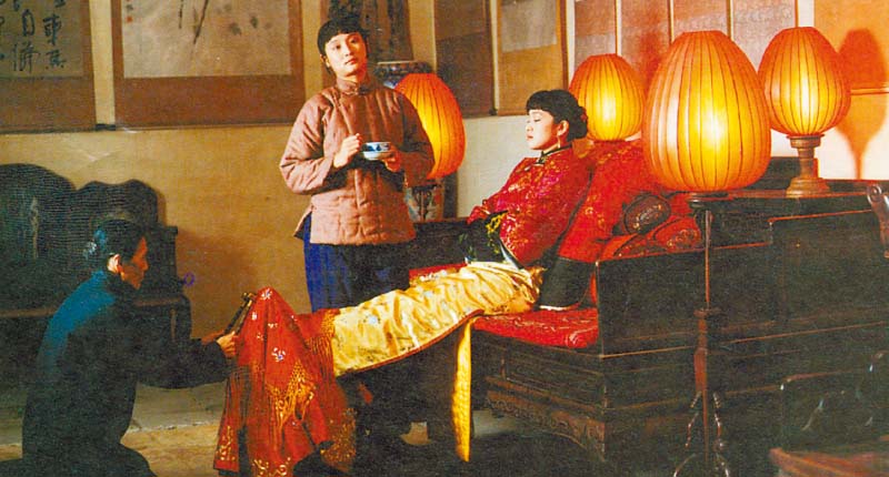 改編自《妻妾成群》的電影《大紅燈籠高高掛》劇照。(本報系資料照片)