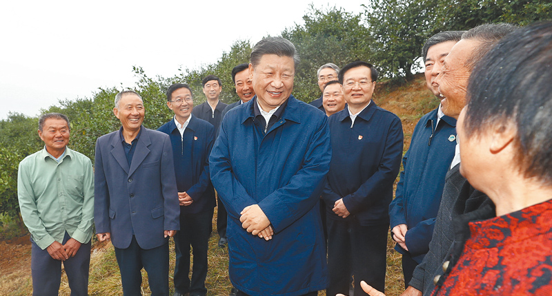 9月17日,中共中央總書記、國家主席、中央軍委主席習近平前往河南省光山縣考察調研脫貧攻堅工作成效,在司馬光油茶園和農民交流。 (新華社)