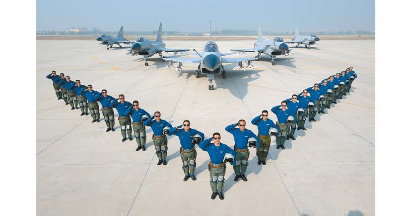 2015年,紀念抗日戰爭暨世界反法西斯戰爭勝利70周年閱兵在北京天安門廣場舉行,圖為殲-10梯隊飛行員。 (中新社資料照片)