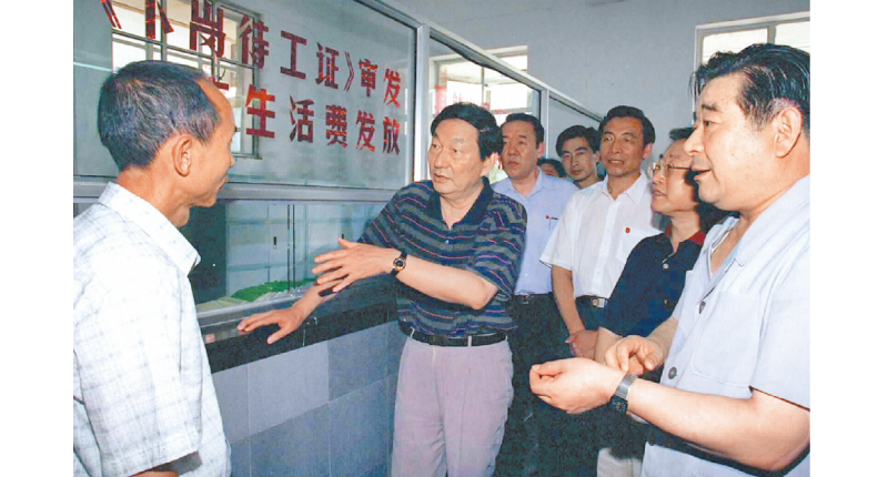1998年7月27日,時任大陸國務院總理朱鎔基(左2)在內蒙古赤峰市考察。(新華社)