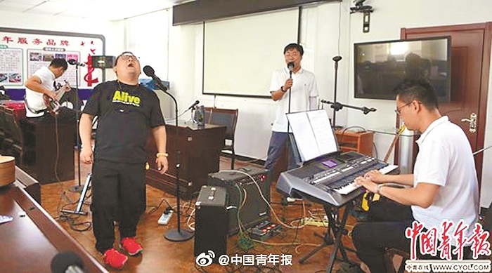 北京亞運村387路公車場站的一間會議室內,藍色行者樂隊正在排練。(取自微博@中國青年報)