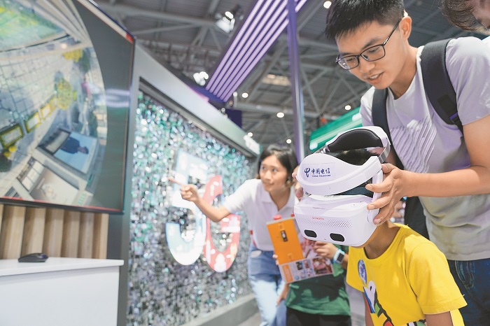 8月26日,中國國際智能產業博覽會,中國電信展廳裡小朋友體驗5G虛擬實境。(新華社)