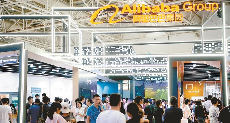 福建數字中國建設成果展覽會,阿里巴巴展館觀者如潮。 (中新社資料照片)