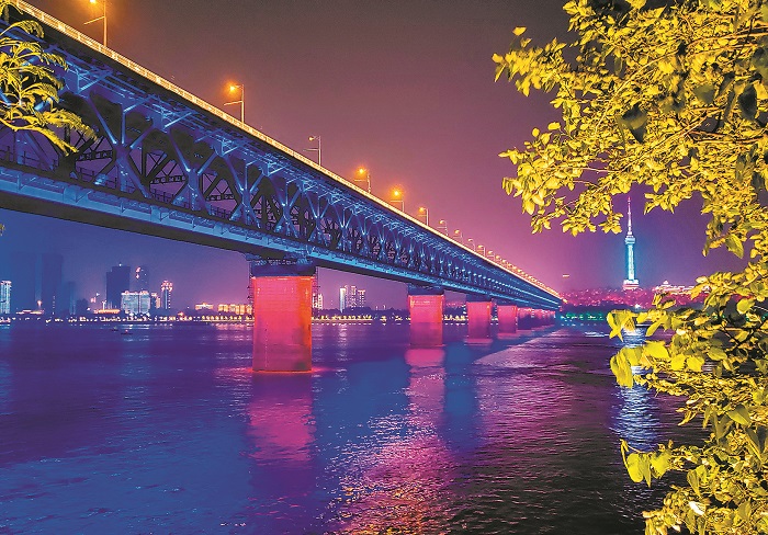 武漢長江大橋夜景。(中新社資料照片)