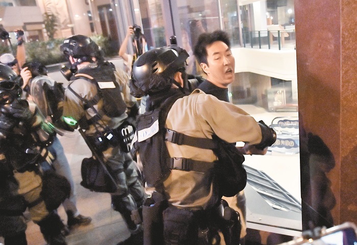 9月15日,有示威者集結於北角一帶,警方拘捕多人。 (中新社)