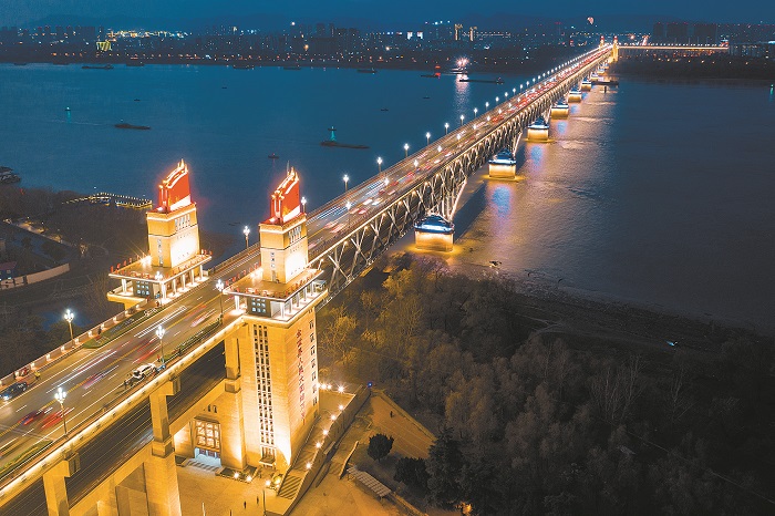 南京長江大橋夜景。(新華社資料照片)