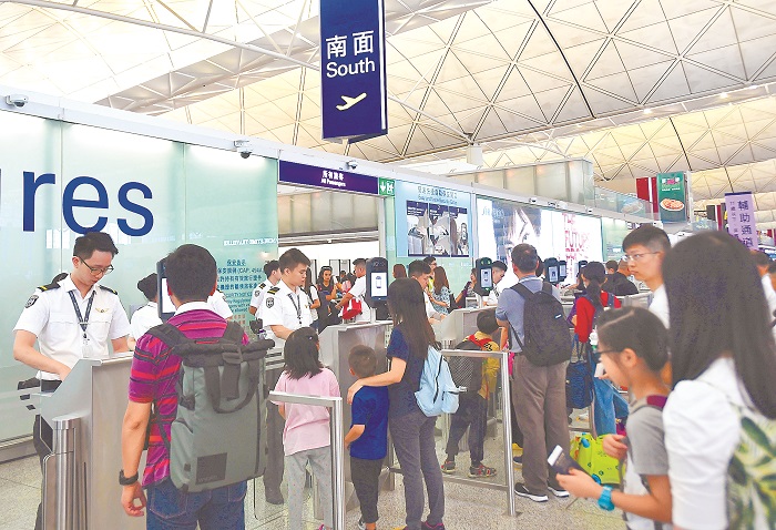 香港國際機場的員工對旅客進行安全檢查。 (中新社資料照片)