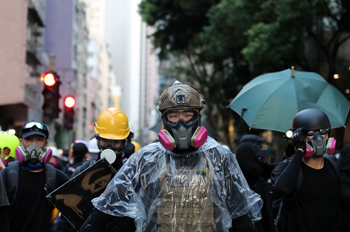 示威者所配戴的部分型號頭盔及面罩等已被香港機場海關列作「戰略物資」。(新華社資料照片)