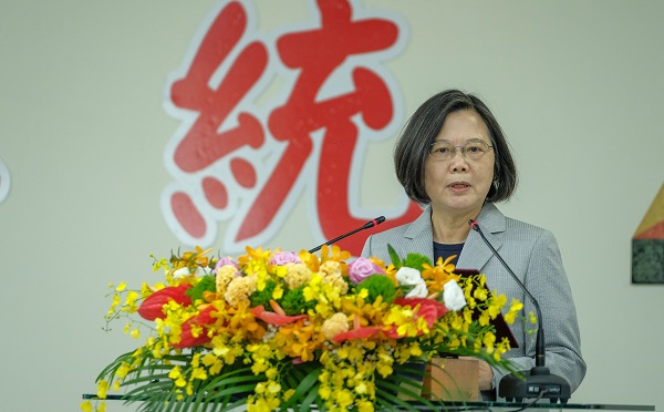 ▲胡幼偉呼籲應改變戰術,反客為主,例如質問蔡英文總統的國家認同,圖為昨日蔡英文總統在陸軍542旅「月祥樓」致詞。(本報系記者羅浚濱攝)