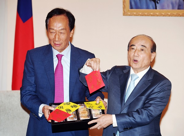 ▲11日上午前立法院長王金平(右)會見鴻海創辦人郭台銘(左),王金平唸賀節卡。(中央社)