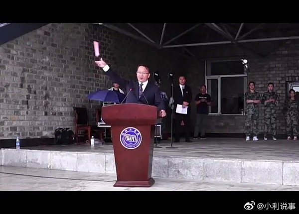 ▲有別於一般新生致詞的流程,瀋陽工學院校長開學典禮扔掉演講稿,掀起討論。(取自新浪微博@小利說事)