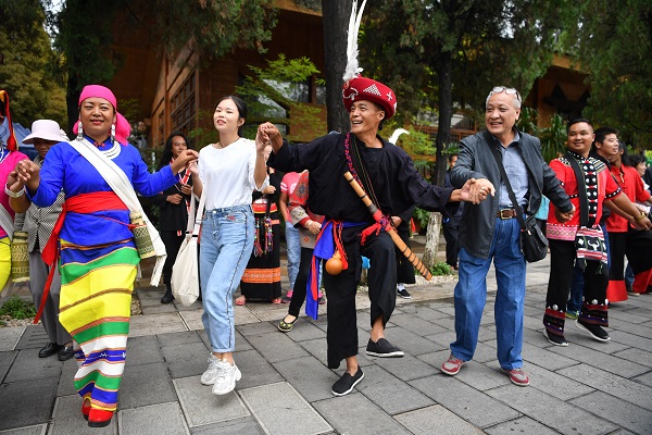 ▲昆明市的雲南民族村也舉行2019慶祝新米節活動,昆明佤族與遊客同歡。(中新社)