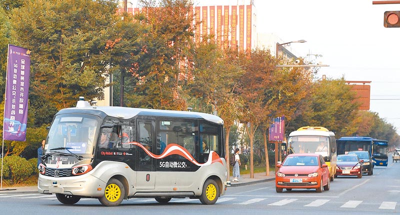 一輛「5G自動微公交」19日行駛在浙江烏鎮姚太線街頭。(新華社)