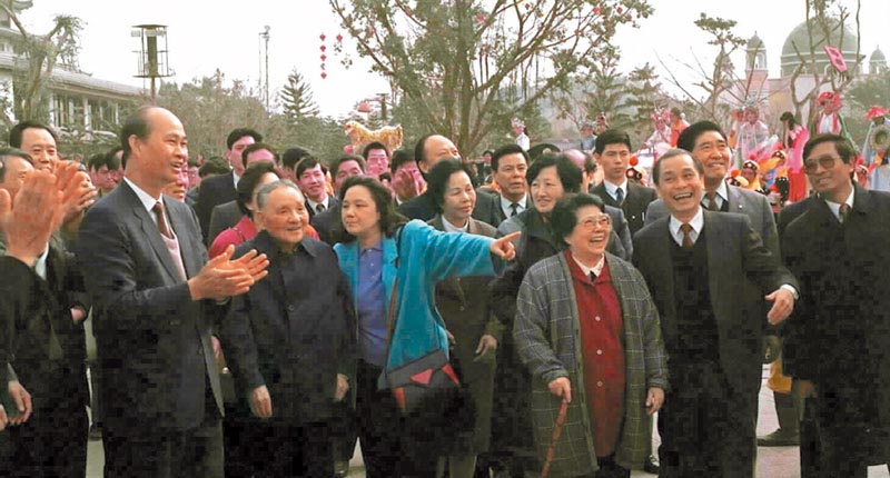 1992年1月21日,鄧小平在深圳參觀中國民俗文化村。(新華社)