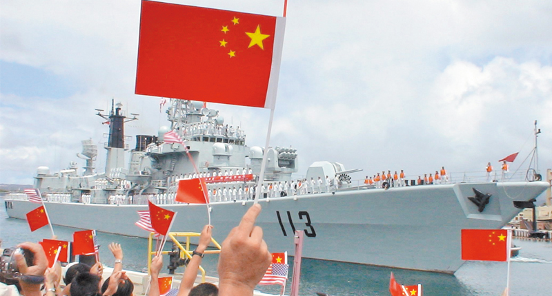大陸民眾在美國夏威夷揮舞國旗歡迎到訪的大陸海軍編隊。(中新社資料照片)