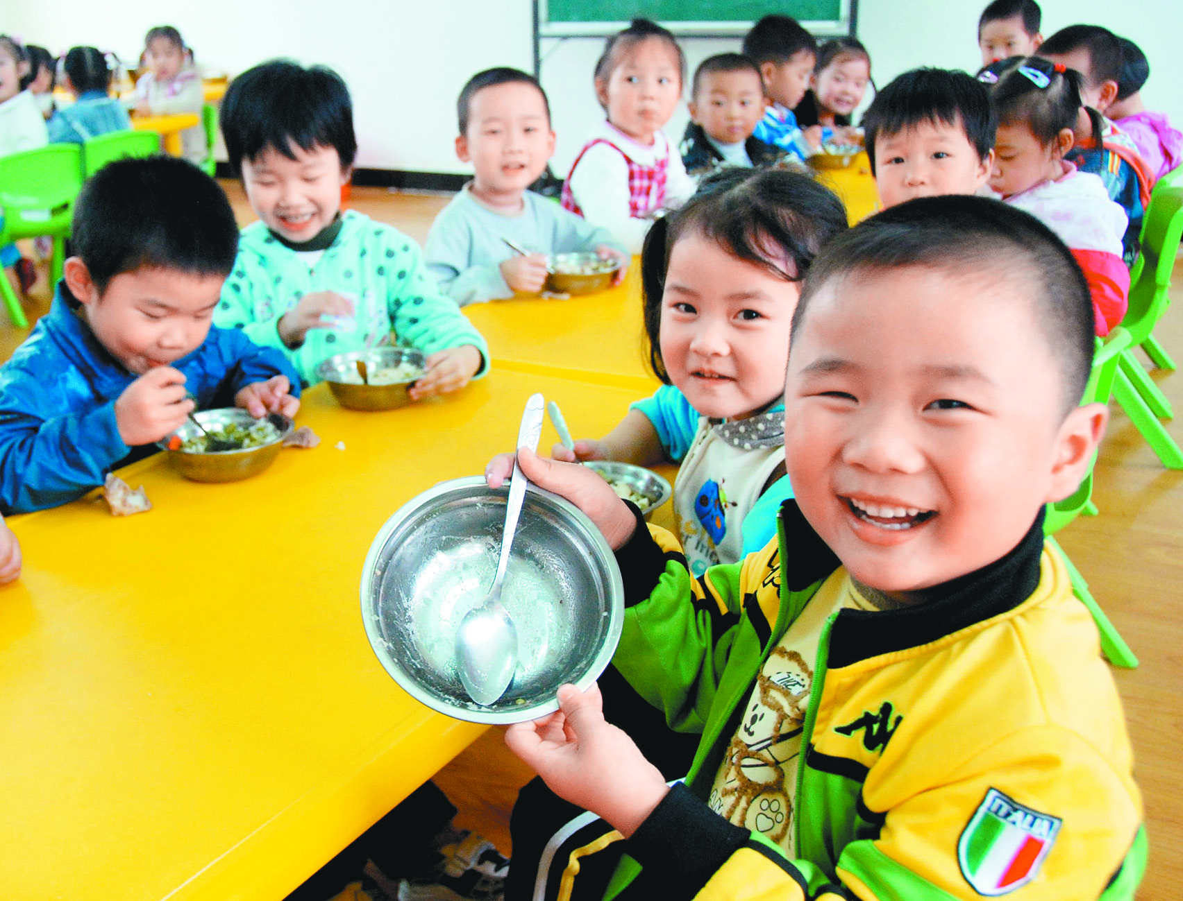 婺源縣幼兒園培養孩子養成愛惜、節約糧食的好習慣,幼童展示吃得乾淨的飯碗。(新華社資料照片)