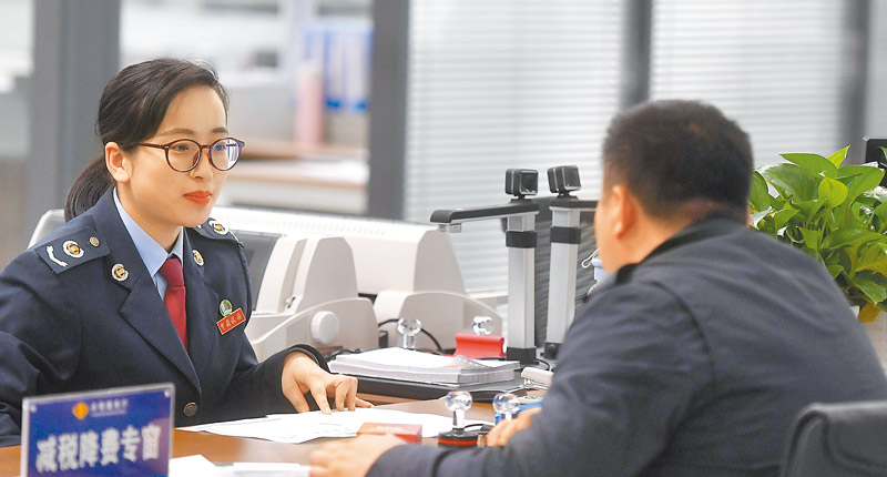 4月1日,杭州稅務人員為納稅人辦理業務。(新華社)