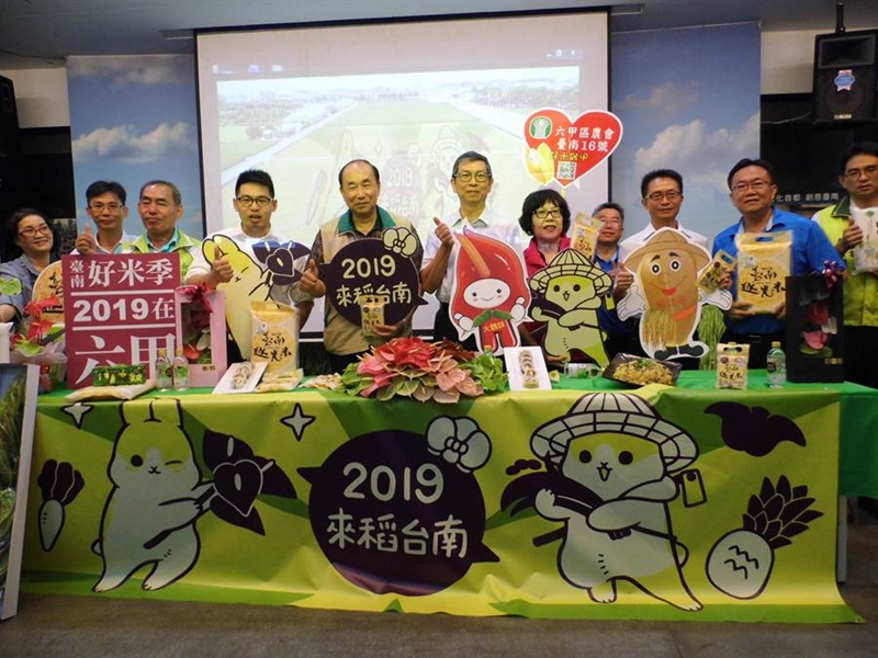 台南好米季10月10日起於六甲林鳳營陸橋下登場,除了展售台南市各家農會及碾米廠所生產的品牌米,還有熱鬧的農產市集,社區小旅行。(劉秀芬攝)