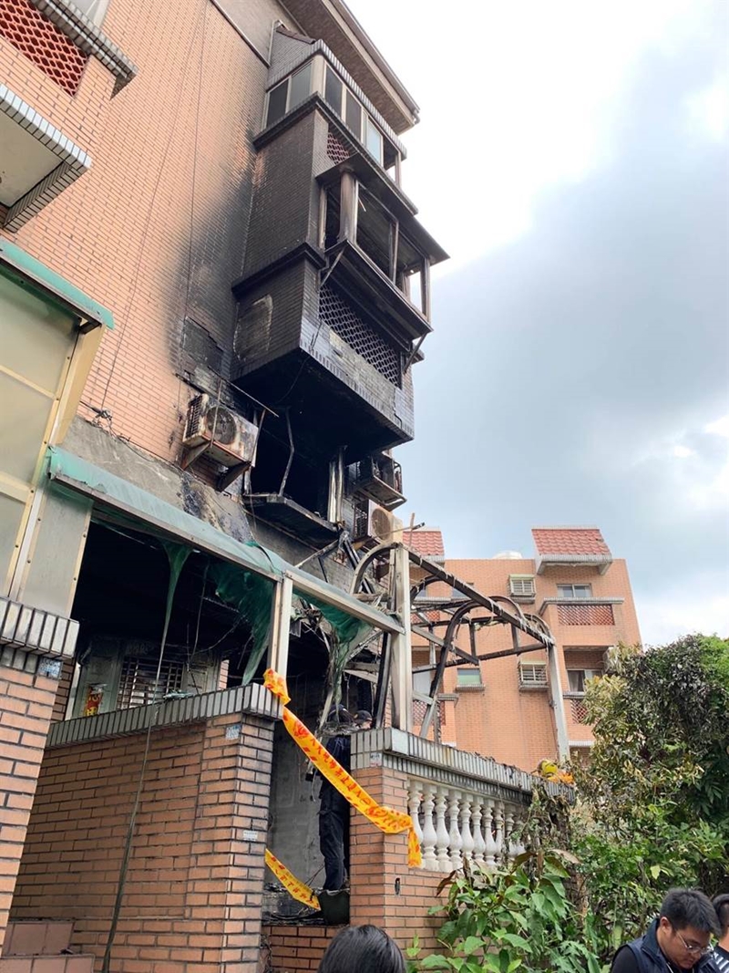 鶯歌區德昌二街一棟透天厝今凌晨發生火警,短短1小時內火勢從1樓蔓延至4樓,造成鶯歌鳳鳴國小校長曾俊凱、校長夫人黃玟瑜及邱姓外甥逃生不及、命喪火窟。(許哲瑗攝)