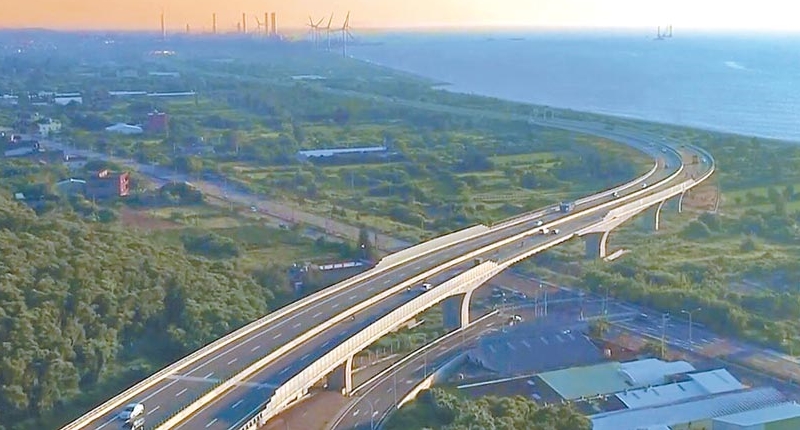 圖為海路漫行台61中部路段空拍」短片片段。(Taiwan AI Labs提供/戴上容新北傳真)