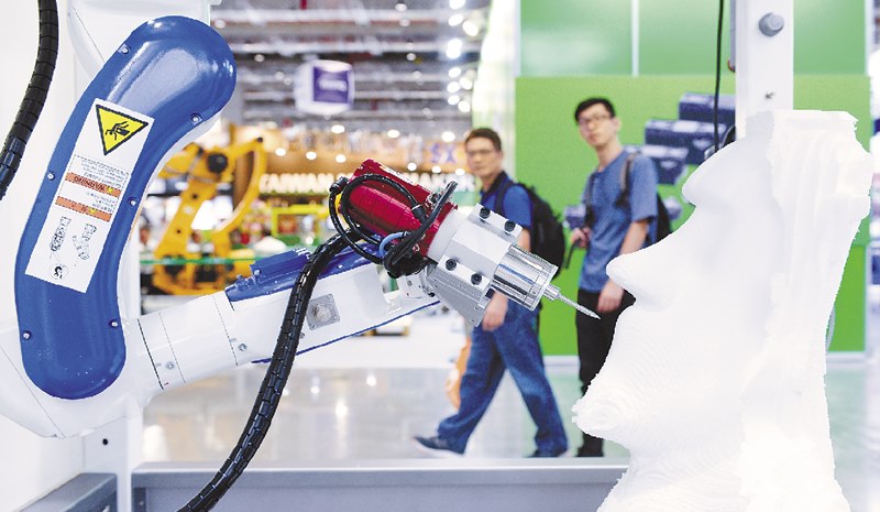 AI主要應用在金融科技、製造業、零售業、醫療業,圖為亞洲工業4.0暨智慧製造系列展展出工業機械手臂。(本報資料照片)