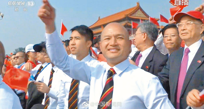 被稱為「光頭劉sir」的香港警務處機動部隊警署警長劉澤基,在天安門觀禮閱兵。(取自新浪微博@中國新聞網)