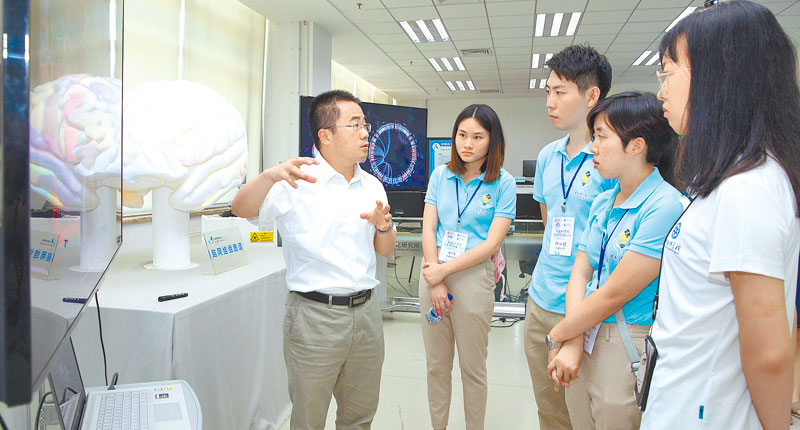 北京中科院自動化研究所實驗室內,老師在向幾名大學生介紹腦科學的研究進展。(新華社資料照片)