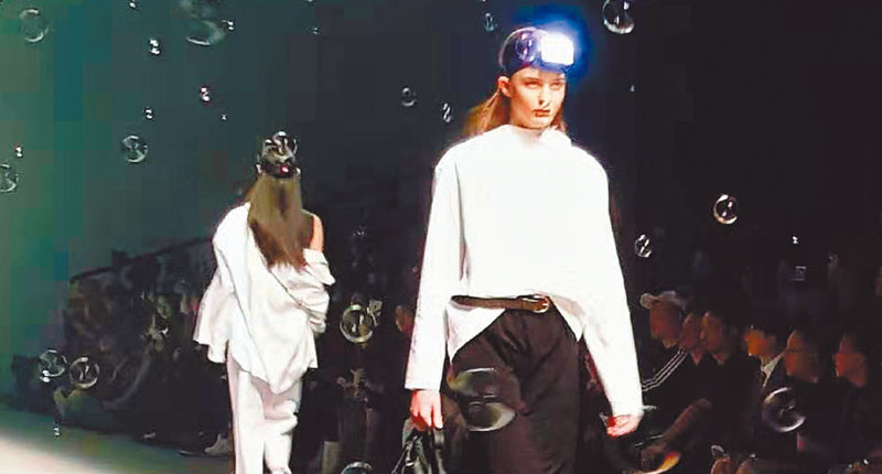 竇騰璜和張李玉菁兩位台灣設計師,在上海時裝周展示DOUCHANGLEE 2020春夏系列。(記者葉文義攝)