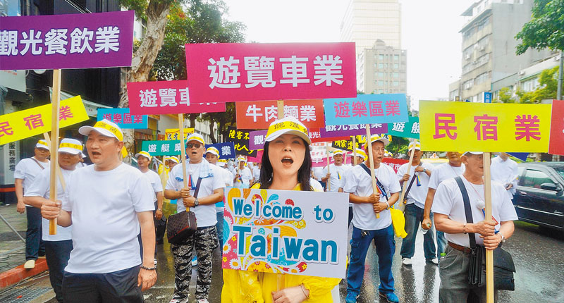 ▲旅行業者上街表達訴求。(本報系資料照片)
