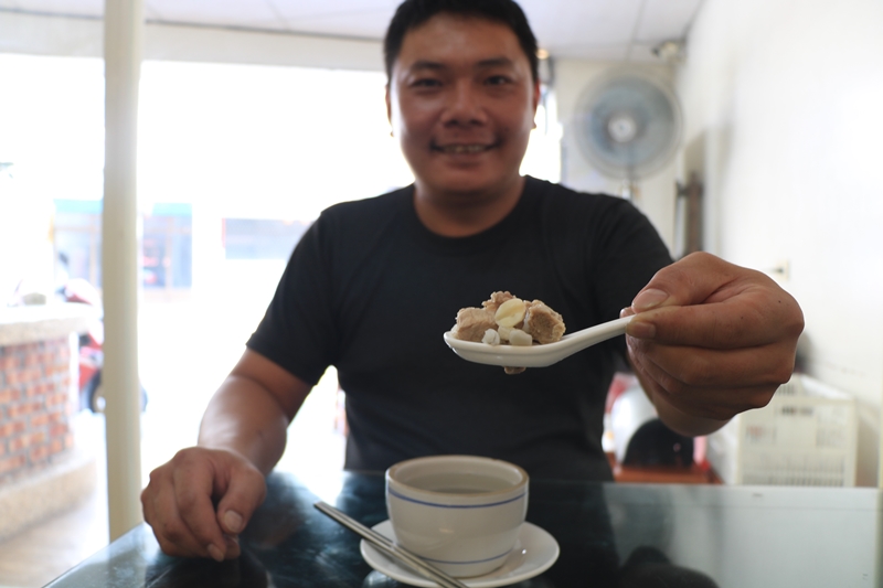 潮州「阿母古早味」老闆李文興為延續媽媽的好味道、但又想走出自己的路,而研發出獨特湯品「四神排骨湯」。(謝佳潾攝)
