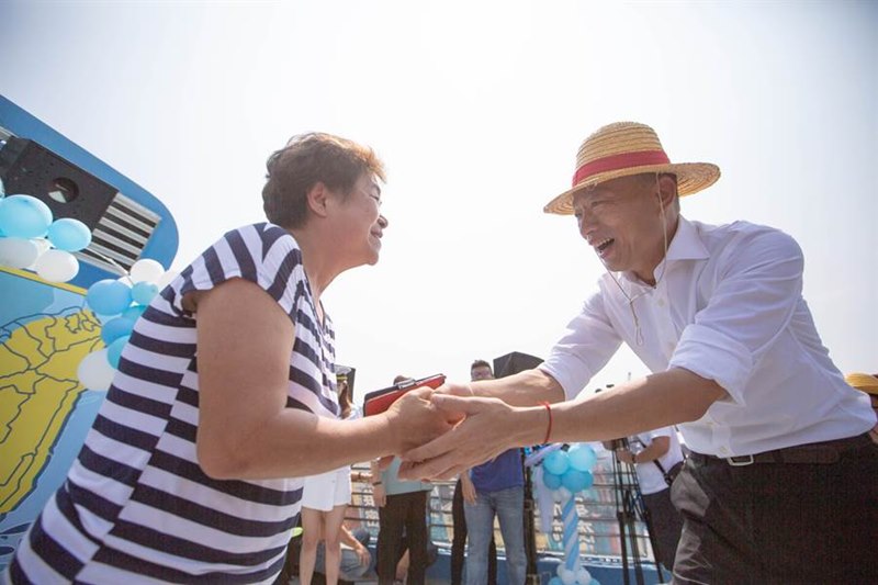 庶民代表致詞表達對政治現況的不滿意,也替韓國瑜加油打氣。(袁庭堯攝)
