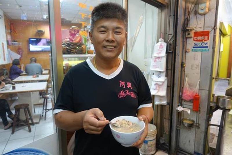 阿興小吃第2代黃源宏6年前返鄉接下傳承棒子。(楊漢聲攝)