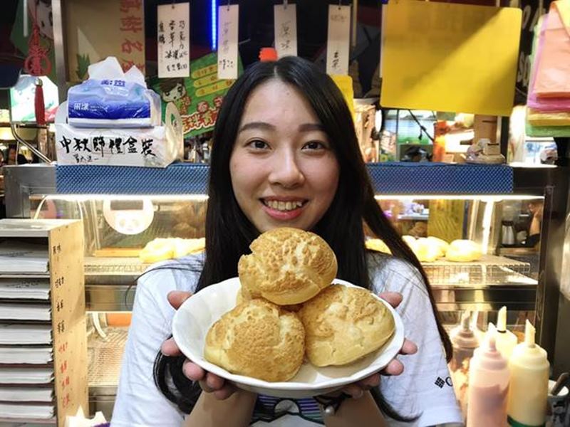 湳雅夜市的老唐台式鮮奶泡芙開業2年,以獨特酥皮和多樣化口味的當天現做泡芙,迅速累積人氣,外型清秀、個性陽光的副店長唐家玲更是攤位另類「嬌」點。(譚宇哲攝)