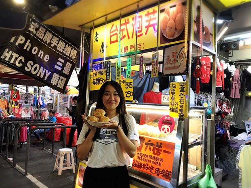 湳雅夜市的老唐台式鮮奶泡芙開業2年,以獨特酥皮和多樣化口味的當天現做泡芙,迅速累積人氣,外型清秀、個性陽光的副店長唐家玲更是攤位另類「嬌」點。(譚宇哲攝)
