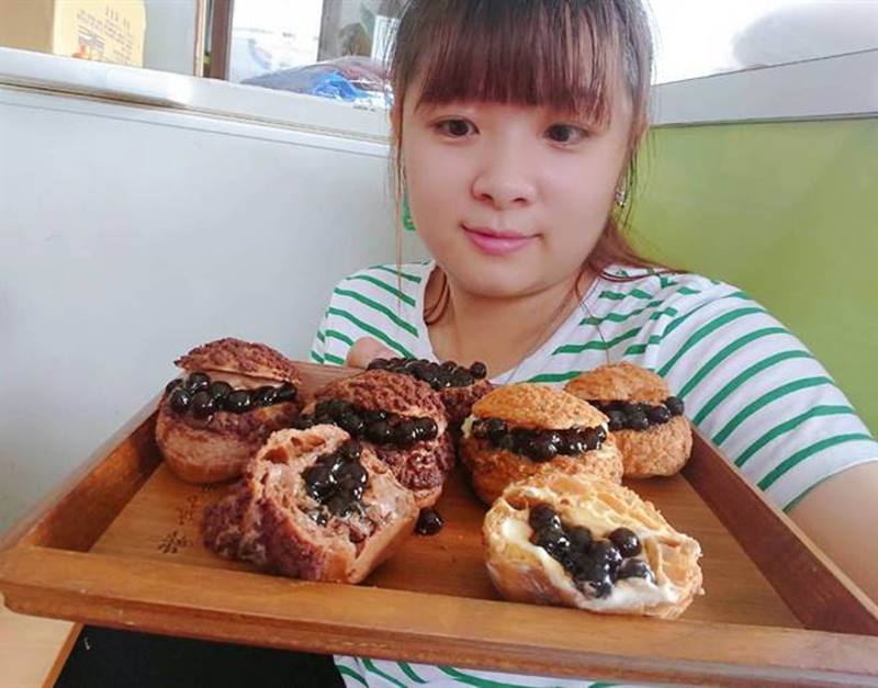 尚一豆烘焙坊老闆娘陳詩宜大推原味波霸泡芙、巧克力波霸泡芙。(張毓翎攝)