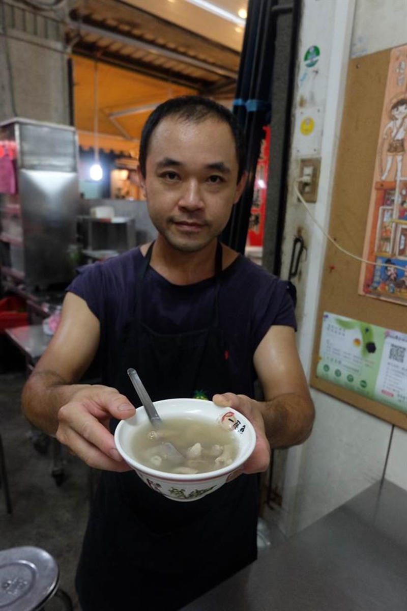 「一尾魚」老闆黃建穎傳承父親的四神湯手藝。(張朝欣攝)