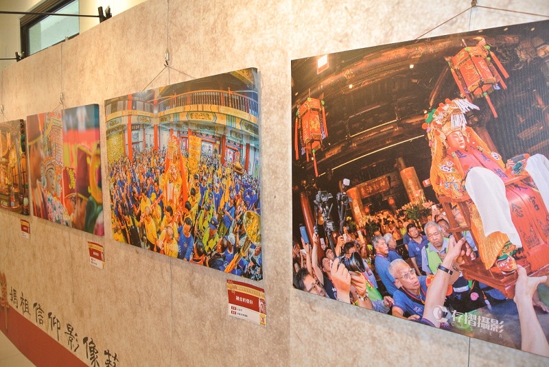 「媽祖信仰影像藝術展」與存摺攝影合作,展出三十幅經典宗教藝術照。