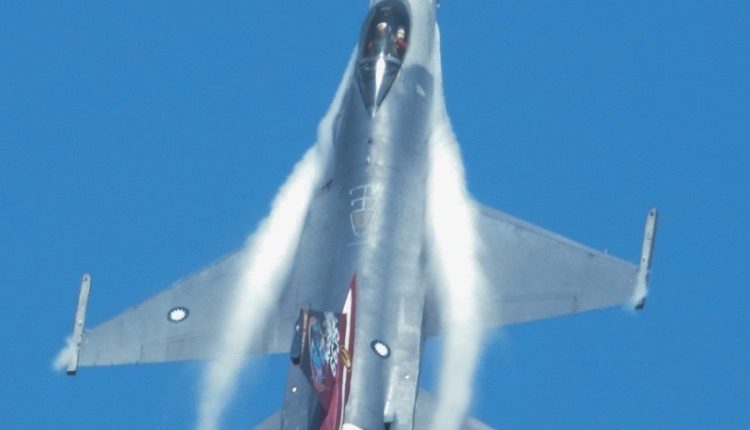 空軍雷虎小組及IDF、幻象2000-5、F-16進行飛行表演，演出多項精彩特技及空中分列式，F-16戰機高速仰角上衝引發兩道氣流穿越機身。(黃子明攝)
